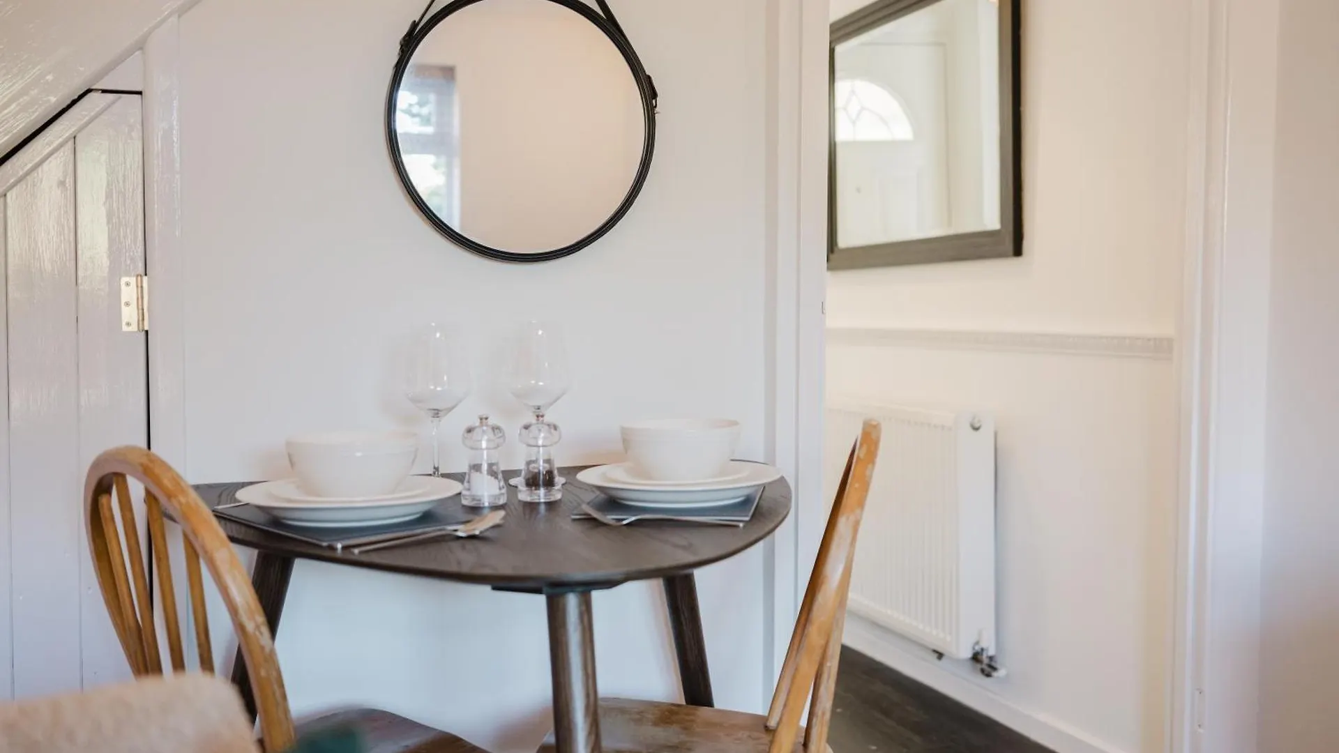 Corner House - Bright 2 Bed In Cheltenham Beckhampton Apartment