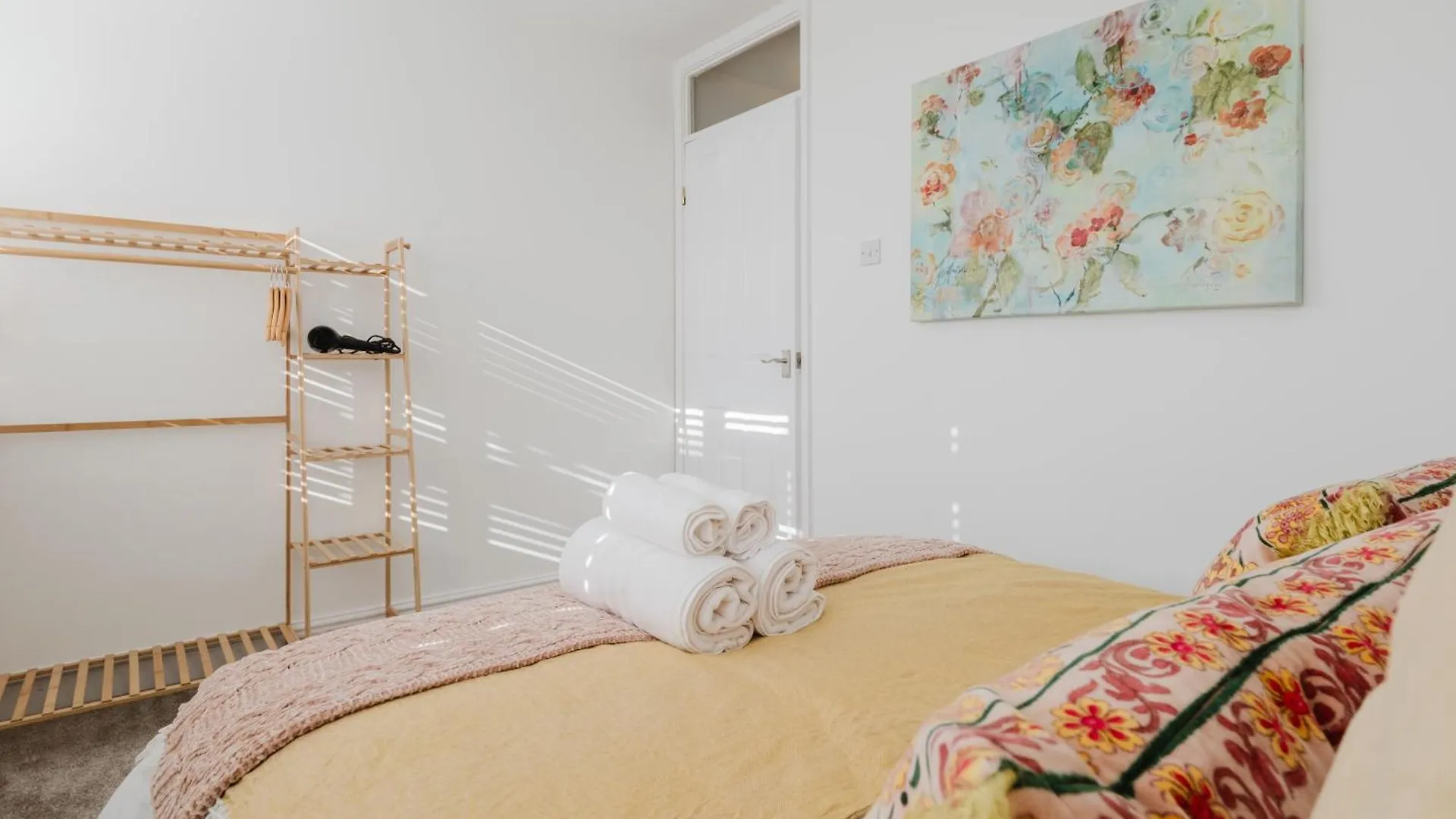 Apartment Corner House - Bright 2 Bed In Cheltenham Beckhampton United Kingdom