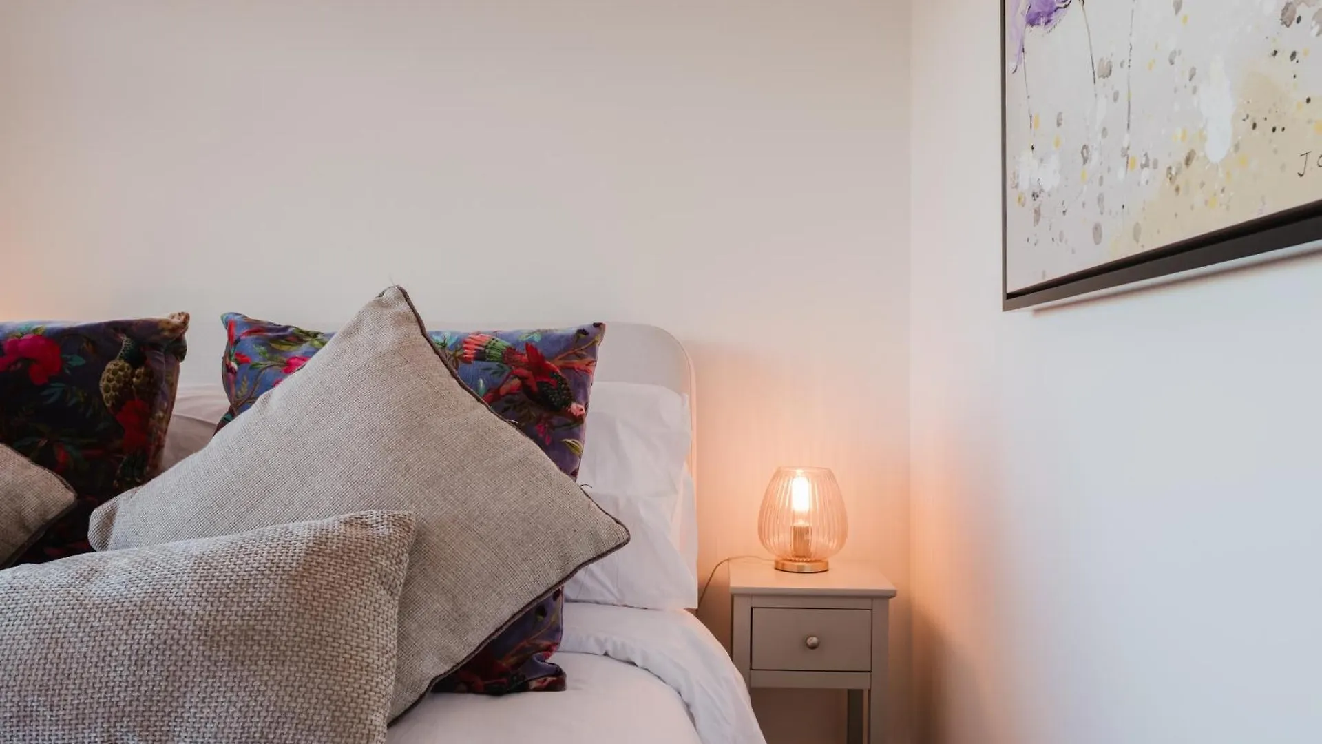 Corner House - Bright 2 Bed In Cheltenham Beckhampton 0*,  United Kingdom