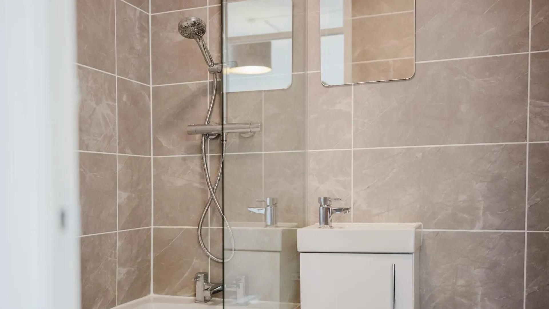 Beckhampton Corner House - Bright 2 Bed In Cheltenham 0*,