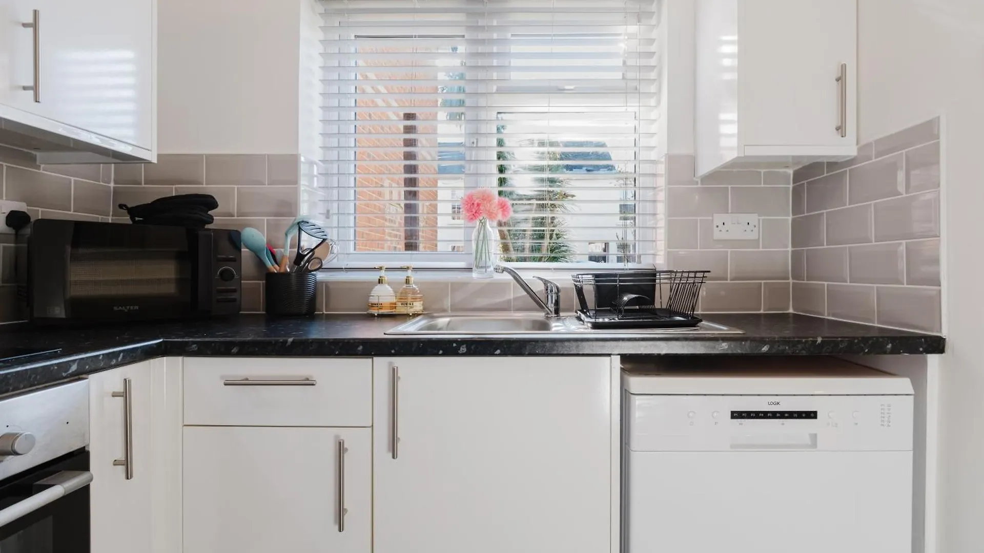 Beckhampton Corner House - Bright 2 Bed In Cheltenham