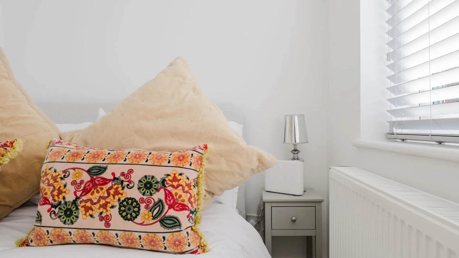 Beckhampton Corner House - Bright 2 Bed In Cheltenham בריטניה
